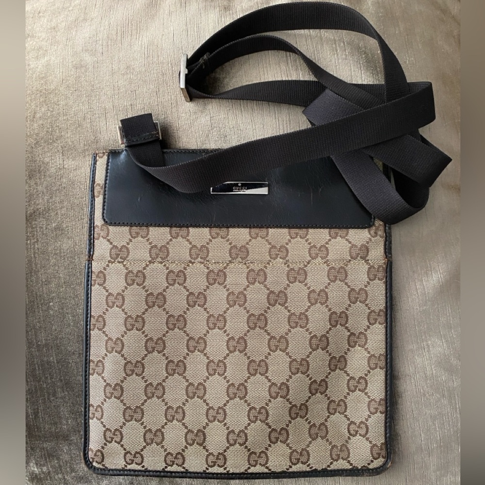 ✨PREOWNED ✨💯%AUTHENTIC GUCCI MESSENGER BAG